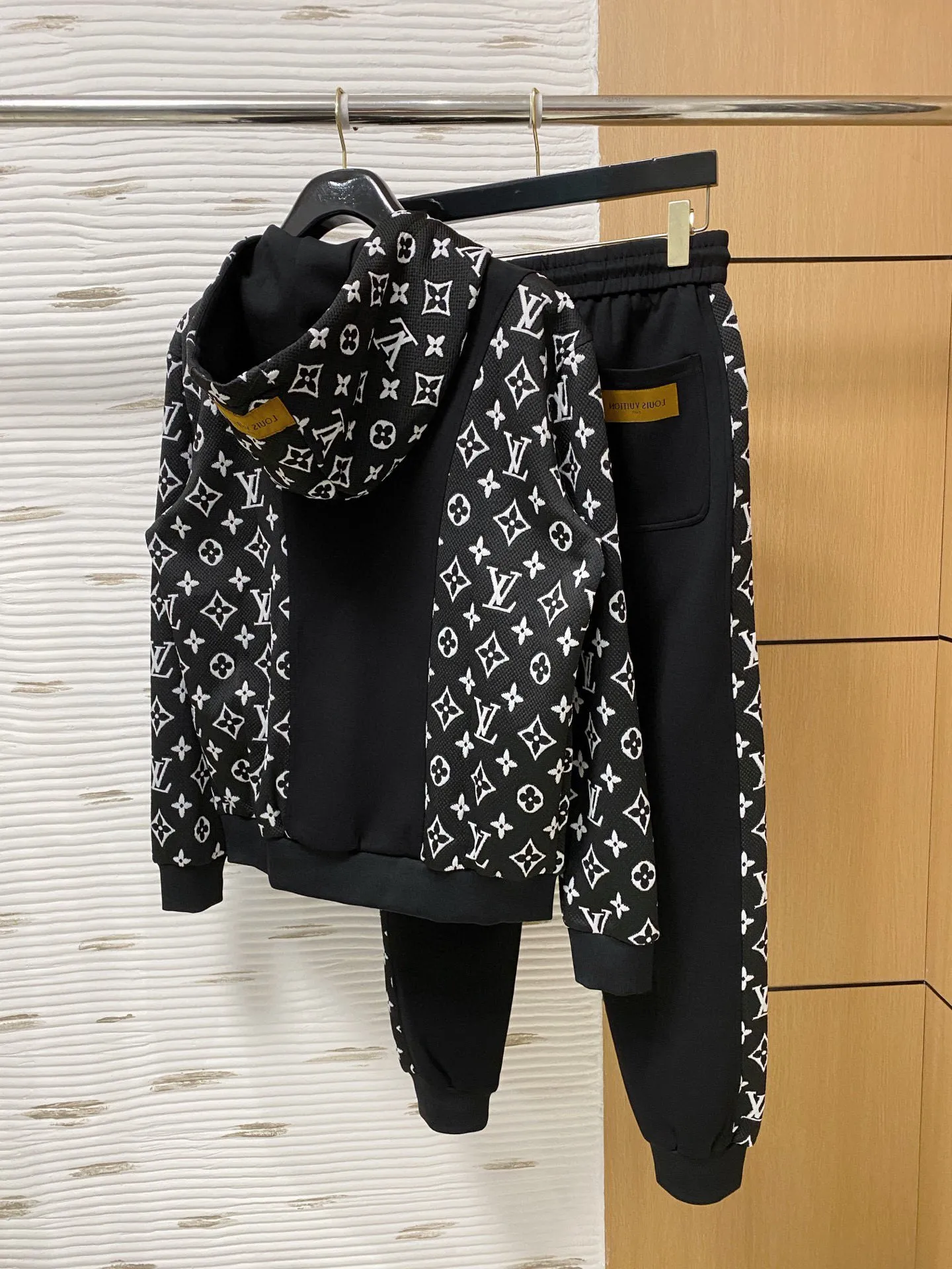 🅿️720 [LV Louis Vuitton] hot-selling suit is coming. Focus on the original version of the official website. 2025 new hot-selling cardigan and sweatshirt suit. The original order is the best. 🇭🇰The meticulous work of top designers. It has a fitting and perfect upper body effect. All-natural high-quality Tencel Roman cotton 100%, close-fitting comfort, noble and elegant! Original hardware embodies elegance and nobility! Counter size: M-3XL (maximum wear up to 190 pounds)
